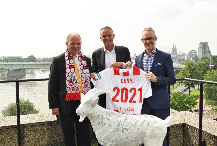 Pressemitteilung Hauptpartner 1. FC Köln - Gottfried Rüßmann, Hans-Joachim Nagel und Alexander Wehrle mit FC Tricko in Händen