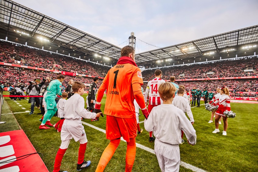 Pressemitteilung Partner FC Köln - Einlauf Mannschaften mit Einlaufkindern im RheinEnergieStadion 